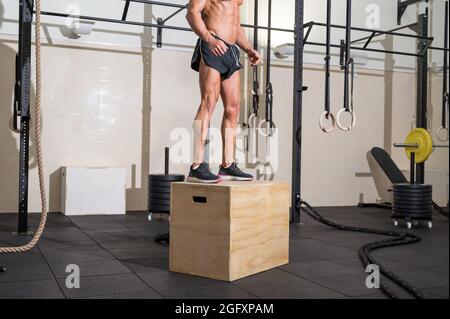 Vollaufnahme eines jungen kaukasischen Sportlers, der allein beim Boxspring-Training im Fitnessstudio trainiert. Hochwertige Fotos. Stockfoto