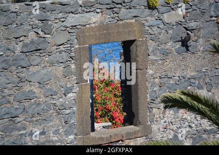 Lost Places - Hotel-Ruine am Fenster an der Promenade zwischen 'Reis Magos' und 'Caniço de Baixo', Madeira, Portugal Stockfoto