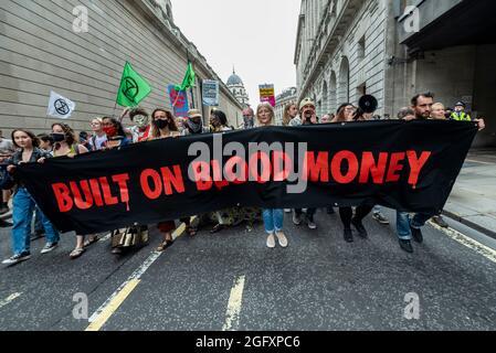 London, Großbritannien. 27. August 2021. Klimaaktivisten von Extinction Rebellion protestieren vor der Bank of England in der City of London. Die Veranstaltung ist Teil des Protestes ‘Unmögliche Rebellion’, um „die Ursache der Klima- und Umweltkrise anzuvisieren“ und dauert zwei Wochen, bis die Regierung zustimmt, alle Investitionen in neue fossile Brennstoffe zu stoppen. Kredit: Stephen Chung / Alamy Live Nachrichten Stockfoto