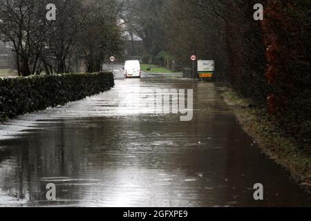 Starker Regen im Süden von Ayrshire Carrick schließt Straßen in Crosshill & Dailly das Wasser von Girvan platzt an seinen Ufern und verursacht Überschwemmungen im Dorf Dailly und schließt zwei der drei Straßen in das Dorf. Kinder von Dailly Primary mussten über Girvan zum Pantomine im Gaiety Theatre in Ayr. Das Panto begann spät, um den Kindern zu ermöglichen, anzukommen und die Show Pic zeigt Fahrzeug auf der Südseite des Dorfes im Wasser auf der B741 stecken zu sehen Stockfoto