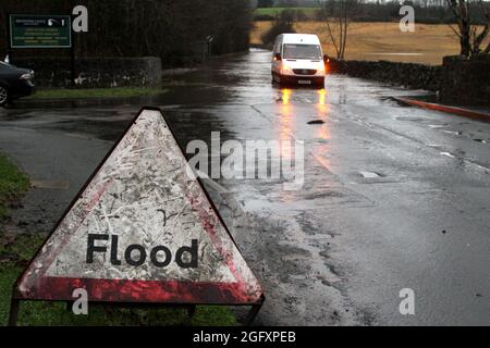 Starker Regen im Süden von Ayrshire Carrick schließt Straßen in Crosshill & Dailly das Wasser von Girvan platzt an seinen Ufern und verursacht Überschwemmungen im Dorf Dailly und schließt zwei der drei Straßen in das Dorf. Kinder von Dailly Primary mussten über Girvan zum Pantomine im Gaiety Theatre in Ayr. Das Panto begann spät, um den Kindern zu ermöglichen, anzukommen und die Show Pic zeigt Fahrzeug auf der Südseite des Dorfes im Wasser auf der B741 stecken zu sehen Stockfoto