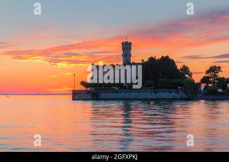 Ein Sonnenuntergang auf Schloss Montfort. Die Mauern von Schloss Montfort, ein Wahrzeichen von Langenargen mit einer wunderbaren und einzigartigen Lage praktisch im C-See Stockfoto