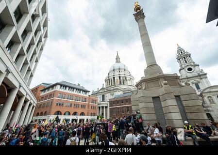 London, Großbritannien. 27. August 2021. Klimaaktivisten von Extinction Rebellion protestieren auf dem Peternoster Square in der City of London. Die Veranstaltung ist Teil des Protestes ‘Unmögliche Rebellion’, um „die Ursache der Klima- und Umweltkrise anzuvisieren“ und dauert zwei Wochen, bis die Regierung zustimmt, alle Investitionen in neue fossile Brennstoffe zu stoppen. Kredit: Stephen Chung / Alamy Live Nachrichten Stockfoto