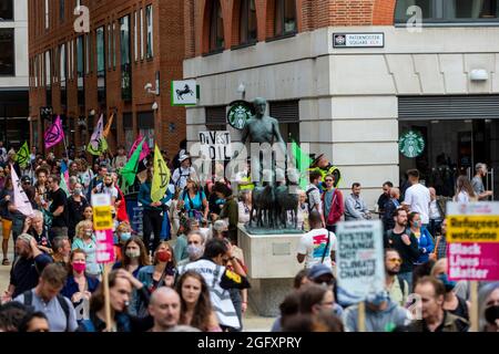 London, Großbritannien. 27. August 2021. Klimaaktivisten von Extinction Rebellion protestieren auf dem Peternoster Square in der City of London. Die Veranstaltung ist Teil des Protestes ‘Unmögliche Rebellion’, um „die Ursache der Klima- und Umweltkrise anzuvisieren“ und dauert zwei Wochen, bis die Regierung zustimmt, alle Investitionen in neue fossile Brennstoffe zu stoppen. Kredit: Stephen Chung / Alamy Live Nachrichten Stockfoto