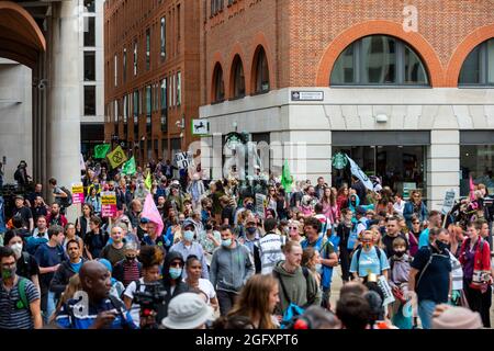 London, Großbritannien. 27. August 2021. Klimaaktivisten von Extinction Rebellion protestieren auf dem Peternoster Square in der City of London. Die Veranstaltung ist Teil des Protestes ‘Unmögliche Rebellion’, um „die Ursache der Klima- und Umweltkrise anzuvisieren“ und dauert zwei Wochen, bis die Regierung zustimmt, alle Investitionen in neue fossile Brennstoffe zu stoppen. Kredit: Stephen Chung / Alamy Live Nachrichten Stockfoto