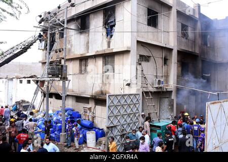 Karatschi. August 2021. Das am 27. August 2021 aufgenommene Foto zeigt den Standort eines Fabrikfeuers in Karachi, Provinz Sindh, Südpakistan. Ein Brand in einer Chemiefabrik in Pakistans südlicher Hafenstadt Karachi tötete am Freitag mindestens 15 Arbeiter, teilte Polizei und Rettungsbeamte mit. Quelle: Str/Xinhua/Alamy Live News Stockfoto