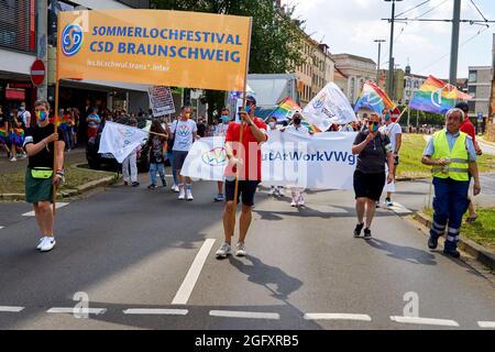 Braunschweig, 14. August 2021: Demonstrationszug am CSD, oben auf der Prozession mit großen Plakaten Stockfoto