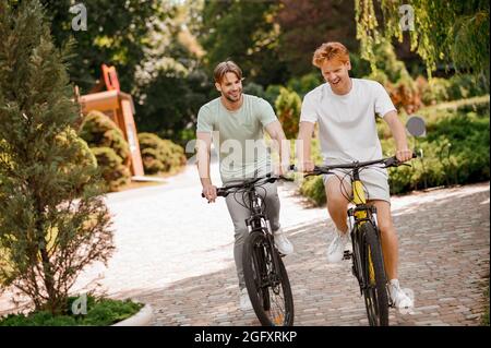 Zwei Freunde genießen ihr morgendliches Radtraining Stockfoto