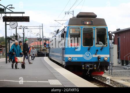 Akersberga, Schweden - 16. August 2021:der Schnellzug der Stadtbahn Roslagsbanan auf der Route 28S am Bahnhof Akersberga. Stockfoto