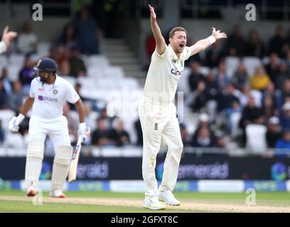 Der englische Ollie Robinson (rechts) feiert das Dickicht des indischen Rohit Sharma über LBW am dritten Tag des Cinch Third Test Matches im Emerald Headingley, Leeds. Bilddatum: Freitag, 27. August 2021. Stockfoto