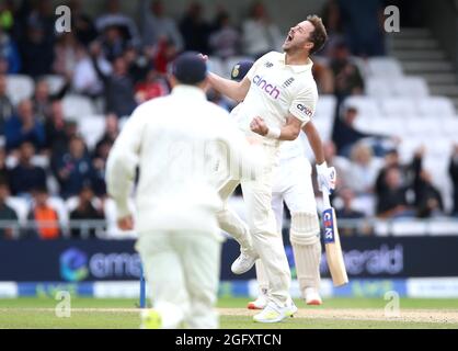 Der englische Ollie Robinson (rechts) feiert das Dickicht des indischen Rohit Sharma über LBW am dritten Tag des Cinch Third Test Matches im Emerald Headingley, Leeds. Bilddatum: Freitag, 27. August 2021. Stockfoto