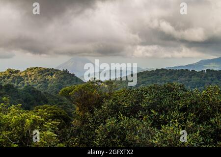 Nebelwald bedeckt Reserva Biologica Bosque Nuboso Monteverde, Costa Rica. Arenal Vulkan im Hintergrund. Stockfoto