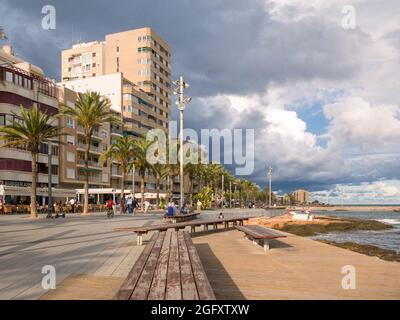 Die Promenade an der mediterranen Stadt Torrevieja, Costa Blanca, Spanien. Stockfoto