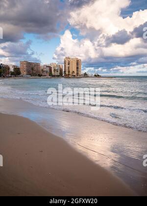 Playa del Cura Strand an der Mittelmeerstadt Torrevieja, Costa Blanca, Spanien. Stockfoto