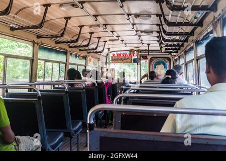 ALUVIHARE, SRI LANKA - 20. JULI 2016: Innenraum eines lokalen Busses, Sri Lanka Stockfoto