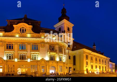 Piata Mare (großer Platz) in Sibiu, Siebenbürgen bei Nacht Stockfoto