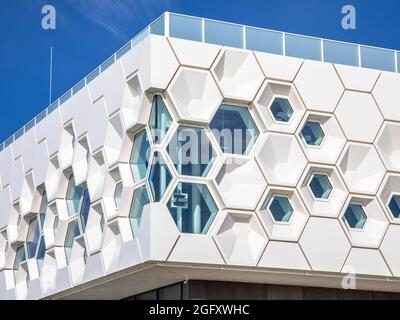 Nahaufnahme der modernen Fassade der geometrischen Architektur Gebäude in den Niederlanden gegen blauen Himmel. Stockfoto