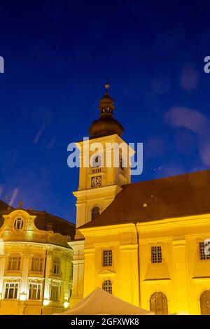 Piata Mare (großer Platz) in Sibiu, Siebenbürgen bei Nacht Stockfoto