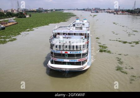 Lokale Passagierfähre, die zum Hafen am Dhaka Fluss zurückkehrt. Die Fähre ist ein sehr wichtiges Kommunikationsmittel mit dem südlichen Teil von Bangladesch Stockfoto