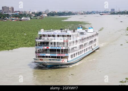 Lokale Passagierfähre, die zum Hafen am Dhaka Fluss zurückkehrt. Die Fähre ist ein sehr wichtiges Kommunikationsmittel mit dem südlichen Teil von Bangladesch Stockfoto