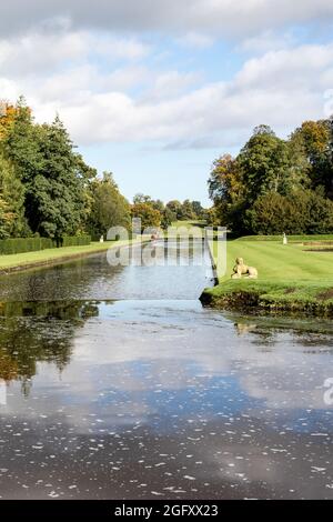 Studley Royal Park Wassergarten mit einem mit dem Fluss Skell entlang und Reflexionen des Himmels, Ripon, North Yorkshire, England, Großbritannien. Stockfoto