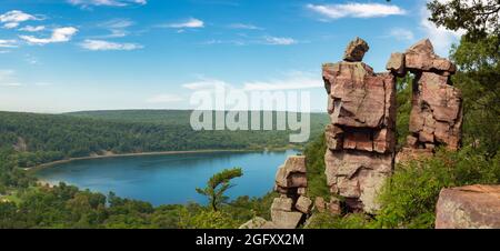 Panoramablick auf die Felsformation Devil's Doorway mit wunderschöner Landschaft im Hintergrund. Stockfoto