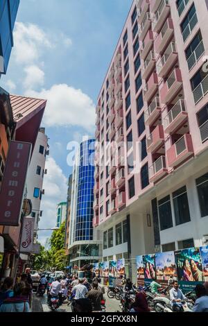 MALE, MALEDIVEN - 11. JULI 2016: Verkehr auf einer Straße in Male Maldives Stockfoto