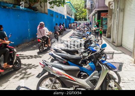 MÄNNLICH, MALEDIVEN - 11. JULI 2016: Reihe von Motorrädern in einer Gasse in Male, Malediven Stockfoto
