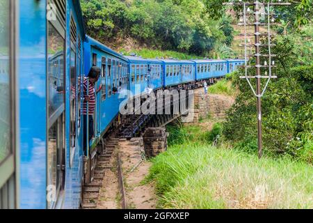 BANDARAWELA, SRI LANKA - 15. JULI 2016: Zugfahrten durch Berge in Sri Lanka Stockfoto