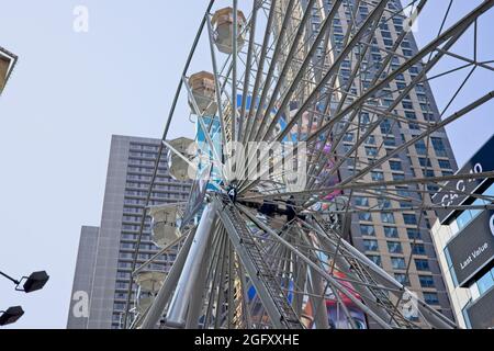 New York, NY, USA - 27. Aug 2021: Riesenrad am Times Square mit Wolkenkratzern im Hintergrund Stockfoto