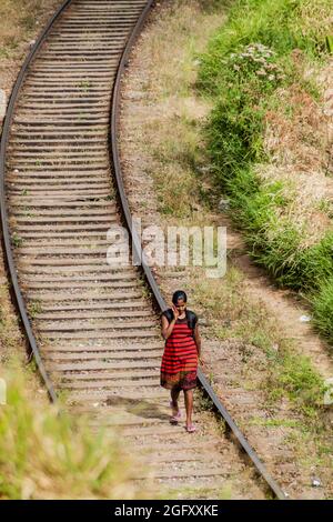 HAPUTALE, SRI LANKA - 16. JULI 2016: Einheimische Frau geht auf Bahngleisen in der Nähe von Haputale. Stockfoto