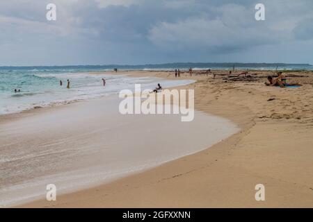 ISLA ZAPATILLA, PANAMA - 21. MAI 2016: Strand auf der Insel Isla Zapatilla, Teil des Bocas del Toro Archipels, Panama Stockfoto