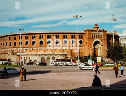 Die alte Stierkampfarena von Barcelona, Spanien, Arenas de Barcelona, im Jahr 1997. Plaze de España, Barcelona, Katalonien, Spanien. Arenas de Barcelona wird als die zweite Stierkampfarena in Barcelona, Katalonien, Spanien, in den frühen 1900er Jahren erbaut. Nach dem rückläufigen Interesse an Stierkämpfen schloss das Gebäude für diese Ereignisse und wurde schließlich im Jahr 2011 als kommerzieller Einkaufsplatz und Touristenattraktion unter Beibehaltung der ursprünglichen Neo-Mudéjar-Fassade saniert. Stockfoto