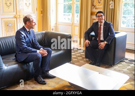 Der französische Präsident Emmanuel Macron (L) begrüßt am 27. August 2021 die madagassische Präsidentin Andry Rajoelina im Elysée-Palast in Paris. Foto von Eric Tschaen/Pool/ABACAPRESS.COM Stockfoto