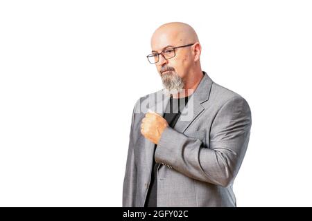 Bärtiger kahler Rüde in einem eleganten grauen Anzug, der vor einem isolierten weißen Hintergrund steht Stockfoto