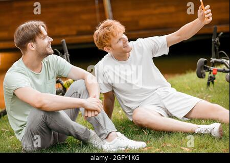 Zwei fröhliche Freunde genießen ihr Fotoshooting Stockfoto