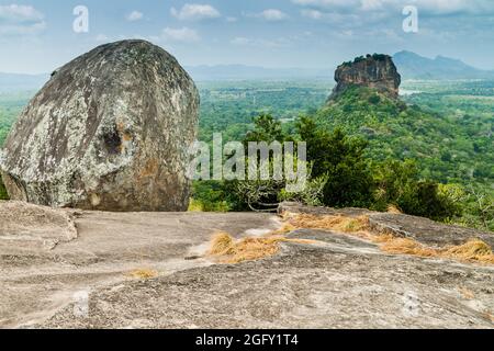 Blick auf Sigiriya Lion Rock vom nahe gelegenen Pidurangala Rock, Sri Lanka Stockfoto