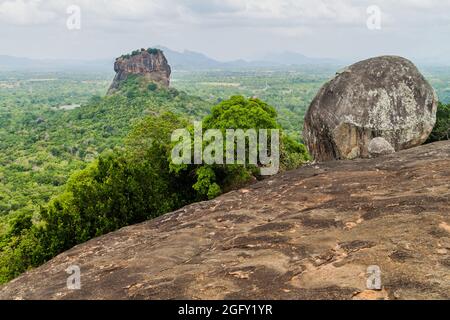 Blick auf Sigiriya Lion Rock vom nahe gelegenen Pidurangala Rock, Sri Lanka Stockfoto