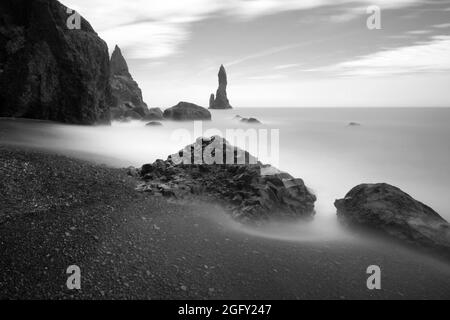 Schwarze und weiße Landschaft von Vik, Island Stockfoto