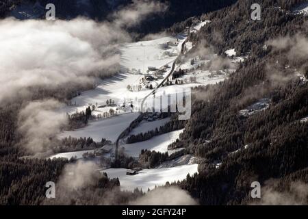 Winterlandschaft der Dachsteinstraße zwischen Wolken. Blick von der Hohen Dachstein. Stockfoto