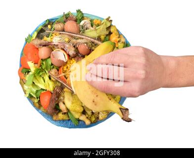 Hand zeigt eine Banane für organisches Recycling auf weißem Hintergrund Stockfoto