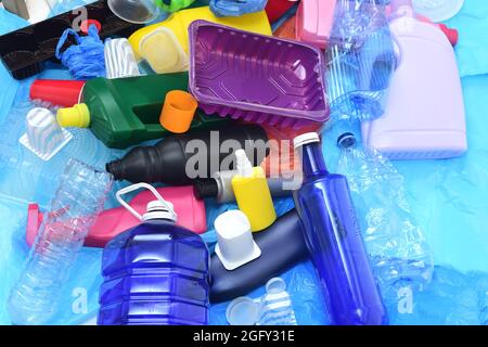 Gruppe von Kunststoffbehältern auf blauen Kunststoffbeuteln Stockfoto