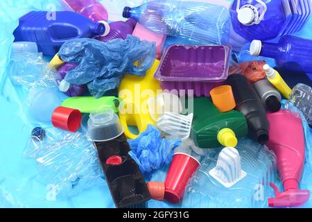 Erhöhte Ansicht einer Gruppe von Kunststoffbehältern auf blauen Plastiktüten Stockfoto