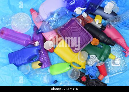 Ansicht von oben einer Gruppe von Kunststoffbehältern auf blauen Plastiktüten Stockfoto