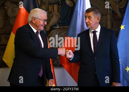 Prag, Tschechische Republik. August 2021. Der tschechische Premierminister Andrej Babis (R) posiert vor den Gesprächen in Prag, Tschechien, am 27. August 2021, mit dem deutschen Bundespräsidenten Frank-Walter Steinmeier zu einem Foto. Der tschechische Premierminister Andrej Babis führte am Freitag Gespräche mit dem deutschen Bundespräsidenten Frank-Walter Steinmeier zu den bilateralen Beziehungen, zur Lage in Afghanistan und zur COVID-19-Pandemie, sagte das tschechische Regierungsbüro. Quelle: Dana Kesnerova/Xinhua/Alamy Live News Stockfoto