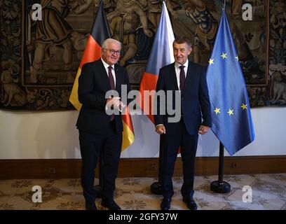 Prag, Tschechische Republik. August 2021. Der tschechische Premierminister Andrej Babis (R) posiert vor den Gesprächen in Prag, Tschechien, am 27. August 2021, mit dem deutschen Bundespräsidenten Frank-Walter Steinmeier zu einem Foto. Der tschechische Premierminister Andrej Babis führte am Freitag Gespräche mit dem deutschen Bundespräsidenten Frank-Walter Steinmeier zu den bilateralen Beziehungen, zur Lage in Afghanistan und zur COVID-19-Pandemie, sagte das tschechische Regierungsbüro. Quelle: Dana Kesnerova/Xinhua/Alamy Live News Stockfoto