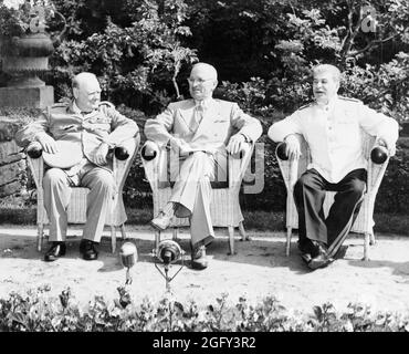 Die drei großen Regierungschefs in Potsdam, Deutschland, 1945. Der britische Premierminister Winston Churchill; US-Präsident Harry S. Truman; der sowjetische Premier Joseph Stalin. Truman ersetzte Roosevelt nach dessen Tod als US-Staatsoberhaupt. Stockfoto