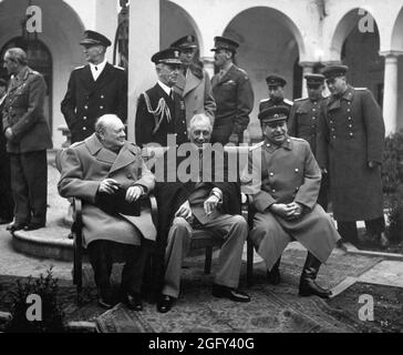 Konferenz der Großen drei in Jalta, auch bekannt als Krim-Konferenz (Codename Argonaut). Premierminister Winston S. Churchill, Präsident Franklin D. Roosevelt und Premier Josef Stalin sitzen auf der Terrasse zusammen. Februar 1945.