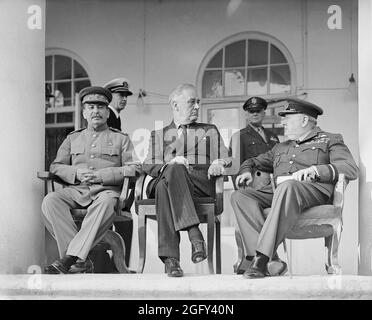 Joseph Stalin, Franklin D. Roosevelt und Winston Churchill auf der Veranda der Sowjetischen Legation in Teheran, während der ersten Konferenz der „Großen drei“, November 1943 Stockfoto