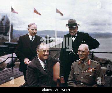 William Lyon Mackenzie King, Premierminister von Kanada; Winston Churchill, Premierminister des Vereinigten Königreichs; Franklin D. Roosevelt, Präsident der USA; und Generalmajor Sir Alexander Cambridge, 1. Earl of Athlone, Gouverneur-General von Kanada, auf der Terrasse der Zitadelle in Québec, Kanada, während der Québec City Quadrant Conference Stockfoto